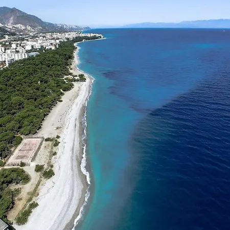 με θέα στον πευκιά Apartman *