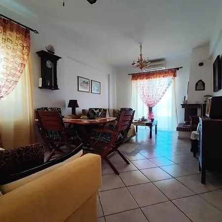 με θέα στον πευκιά Apartman Sykia (Corinthia)