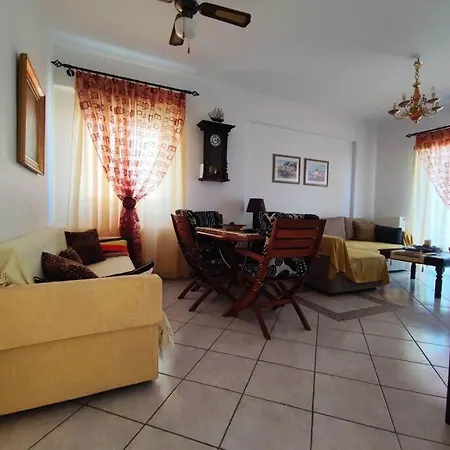 με θέα στον πευκιά Apartman