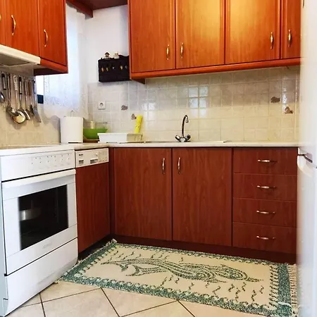 με θέα στον πευκιά