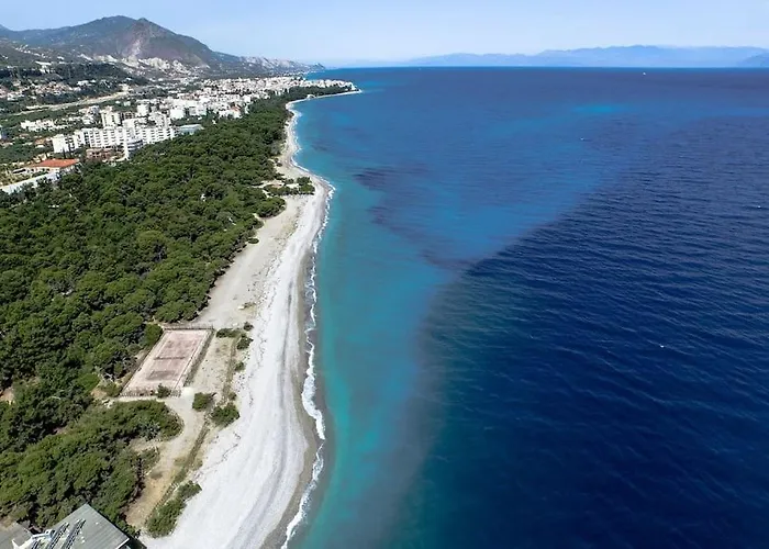 με θέα στον πευκιά 公寓 *