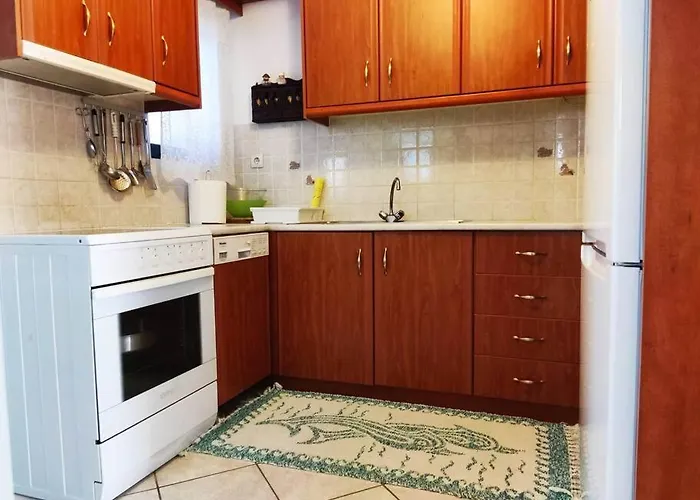 με θέα στον πευκιά